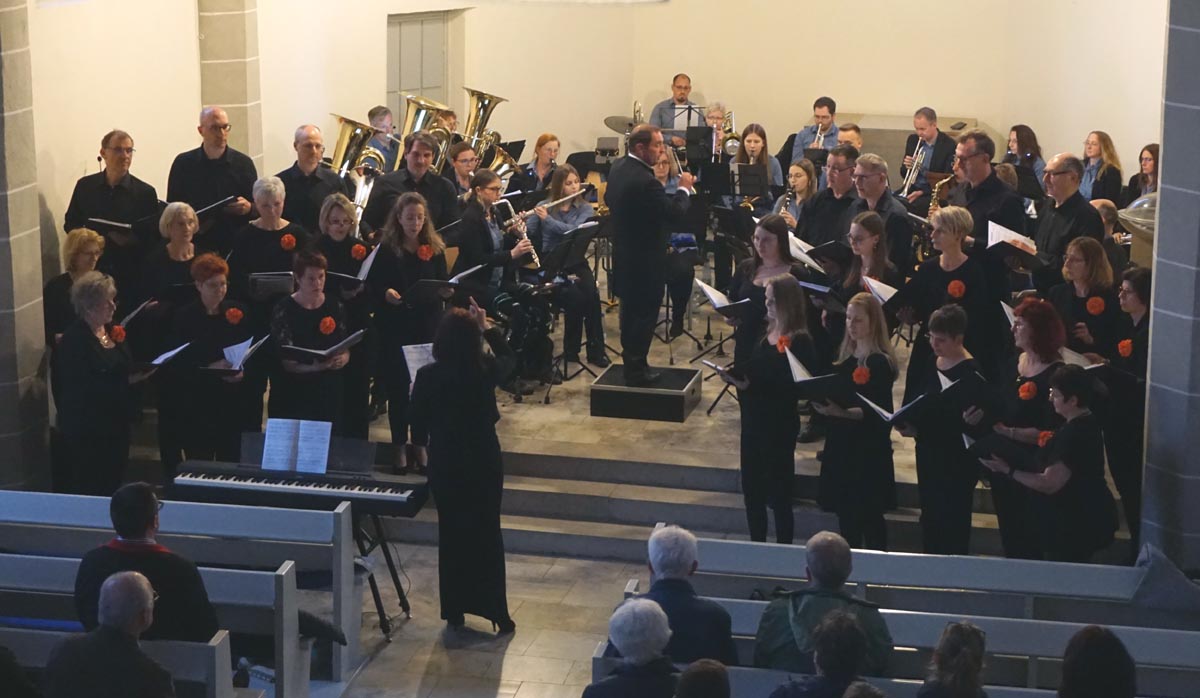 vom Blasorchester Brunslar und gemischtem Chor gemeinsam vorgetragenes Musikstück in Gudensberger evangelischer Stadtkirche