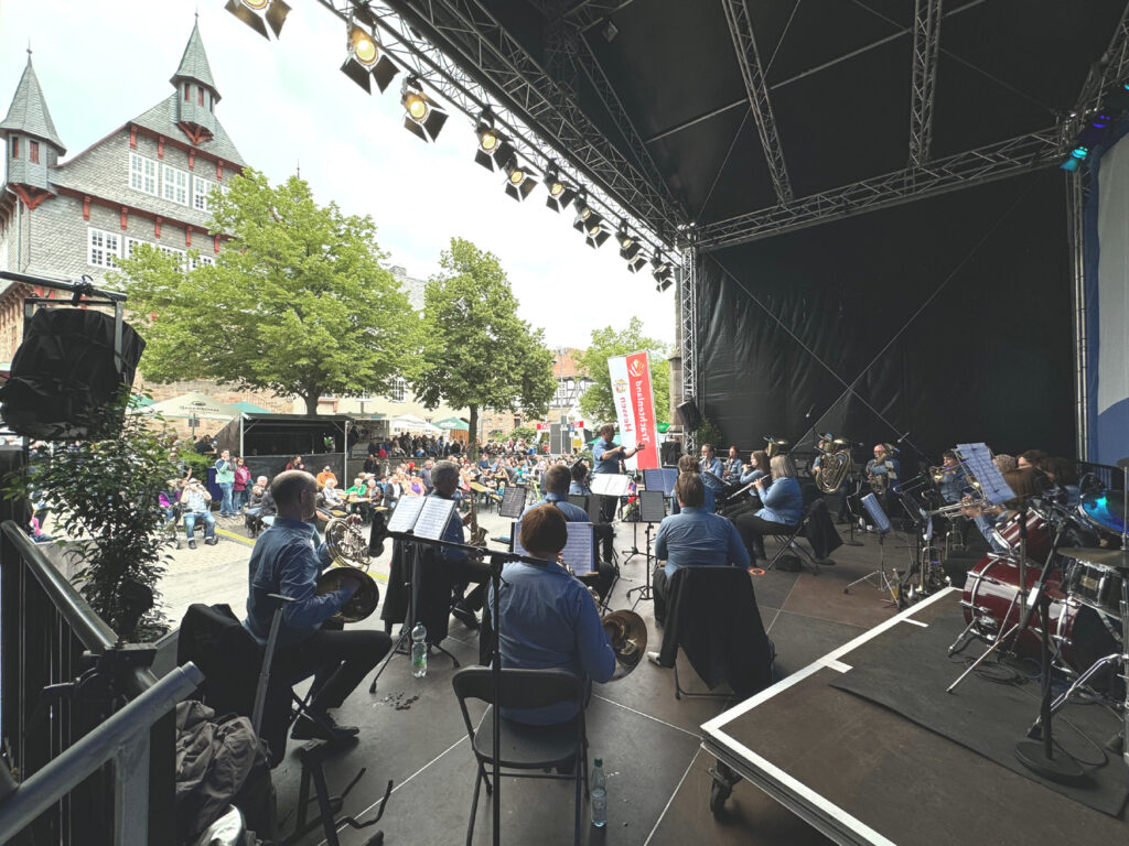 Blasorchester Brunslar auf der Bühne vorm Dom in Fritzlar