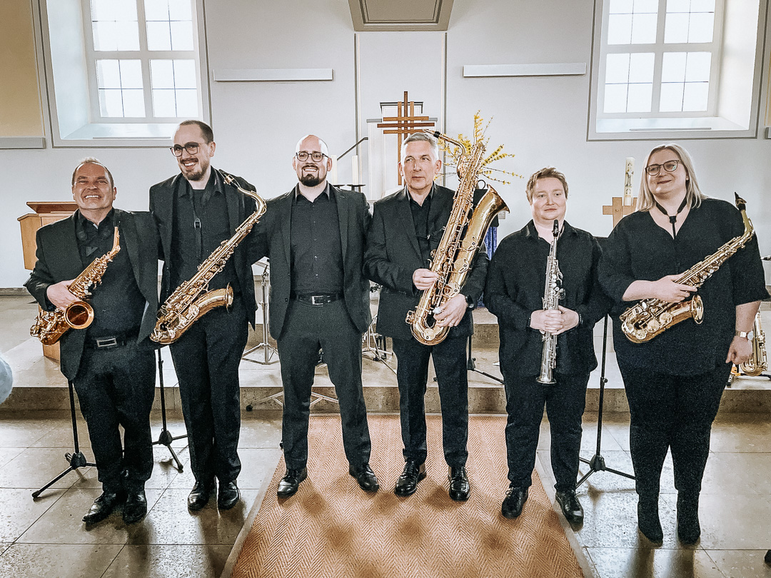 Torsten Eckerle, Svenja Dittmar (beide Altsaxophon), Alisa Walter (Sopran- und Tenorsaxophon), Yannick Völker (Tenorsaxophon), Alexander Rolwes (Baritonsaxophon) sowie Christian Dillmann am Drumset